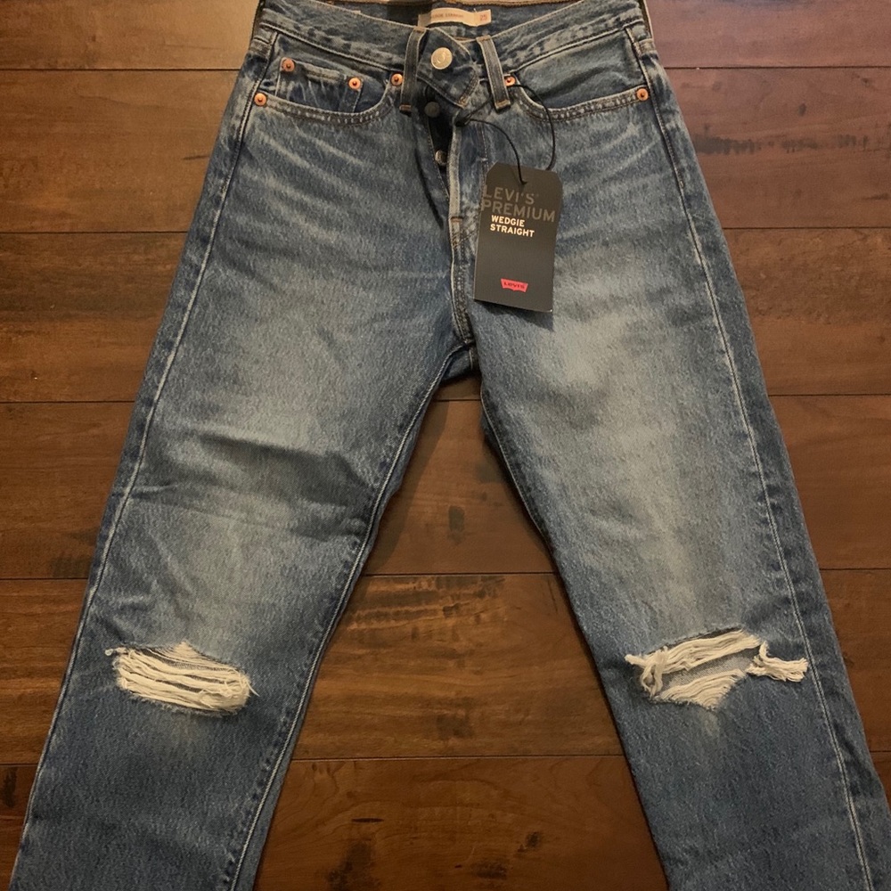 NWT Levi Wedgie Straight 25x26